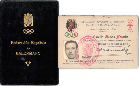  EN RECUERDO Y HOMENAJE A LOS QUE YA NO ESTÁN. 

Si pones en  GOOGLE    PASAPORTES EN LA MEMORIA   da 101