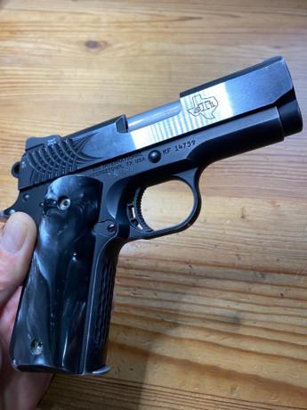 Buenas, un amigo vende esta pequeña máquina.

Se trata de una pistola de 9 mm y tres pulgadas y cuarto 01