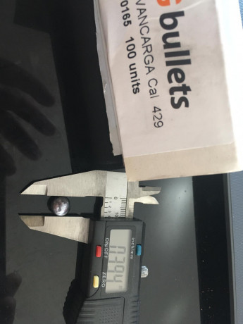 Hola compañeros,

Me gustaría recargar el cartucho con proyectil esférico. Pero solo encuentro bolas del 60