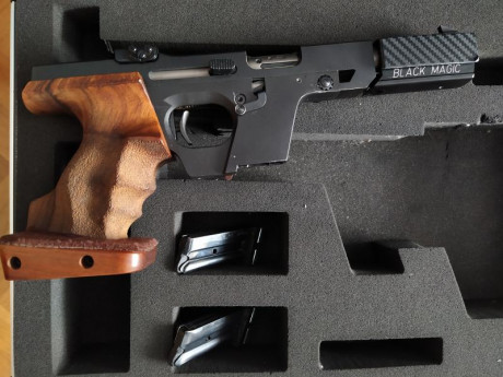 Vendo mi pistola Walther GSP modelo Black Magic del calibre 22lr. La entrego con dos cargadores, un contrapeso 01