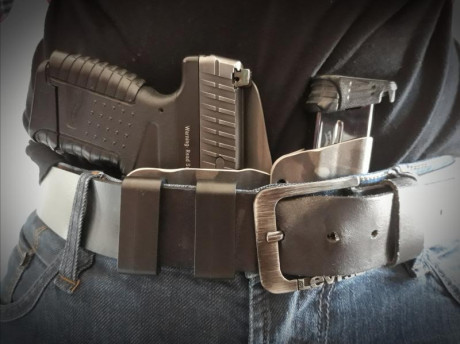 Se vende:
- funda Gorilla Concealment para porte Appendix Carry para pistola Walther PPS y
-  linterna 11