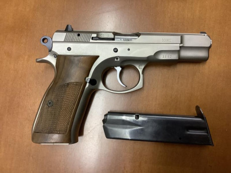 Vendo pistola CZ 75 B más el kit Kadett del 22 lr.
La pistola está muy cuidada, es de las últimas, con 02