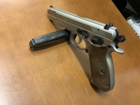 Vendo pistola CZ 75 B más el kit Kadett del 22 lr.
La pistola está muy cuidada, es de las últimas, con 01