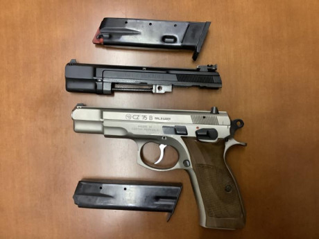 Vendo pistola CZ 75 B más el kit Kadett del 22 lr.
La pistola está muy cuidada, es de las últimas, con 00