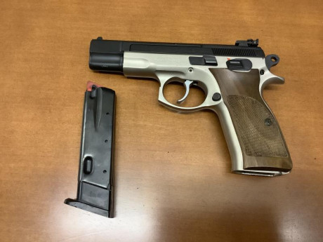 Vendo pistola CZ 75 B más el kit Kadett del 22 lr.
La pistola está muy cuidada, es de las últimas, con 12