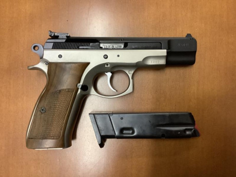 Vendo pistola CZ 75 B más el kit Kadett del 22 lr.
La pistola está muy cuidada, es de las últimas, con 11