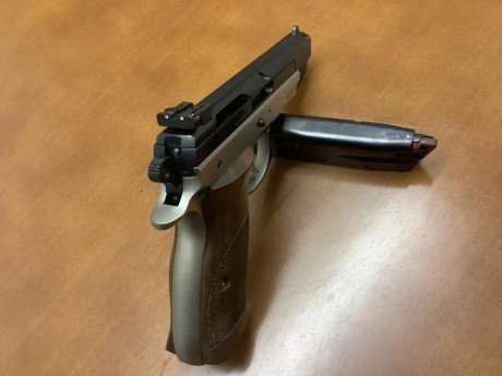 Vendo pistola CZ 75 B más el kit Kadett del 22 lr.
La pistola está muy cuidada, es de las últimas, con 10