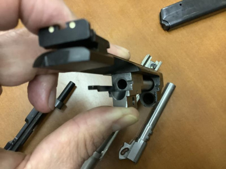 Vendo pistola CZ 75 B más el kit Kadett del 22 lr.
La pistola está muy cuidada, es de las últimas, con 20