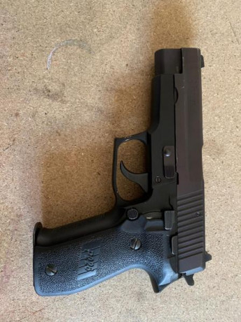 Buenas tardes,
Un amigo me ha pedido que le ponga a la venta una de sus Sig Sauer para financiar otros 01