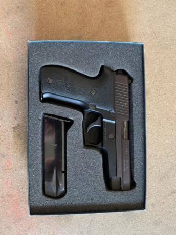Buenas tardes,
Un amigo me ha pedido que le ponga a la venta una de sus Sig Sauer para financiar otros 00