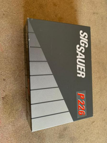 Buenas tardes,
Un amigo me ha pedido que le ponga a la venta una de sus Sig Sauer para financiar otros 22