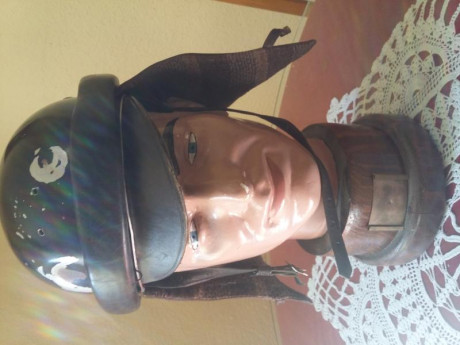 tengo estos 2 cascos uno usado por guardia civil motorizada de la epoca y tambien ejercito de transmisiones. 02