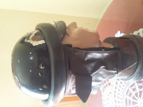 tengo estos 2 cascos uno usado por guardia civil motorizada de la epoca y tambien ejercito de transmisiones. 01
