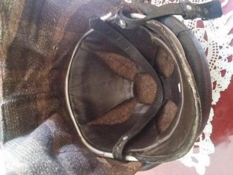 tengo estos 2 cascos uno usado por guardia civil motorizada de la epoca y tambien ejercito de transmisiones. 00