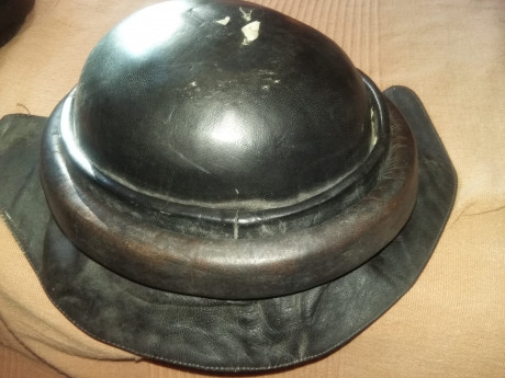 tengo estos 2 cascos uno usado por guardia civil motorizada de la epoca y tambien ejercito de transmisiones. 11