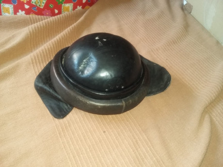 tengo estos 2 cascos uno usado por guardia civil motorizada de la epoca y tambien ejercito de transmisiones. 10