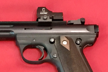 Se ofrece un Docter Sigh II punto rojo con montura weaver/ picatinny .  Empleado solo en pistola Ruger 00