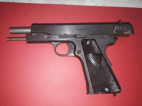 Este Radom es el variante sin la palanca de desmontaje, de 1944
La pistola fue fabricado por V.S. Radom 02