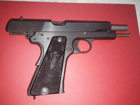 Este Radom es el variante sin la palanca de desmontaje, de 1944
La pistola fue fabricado por V.S. Radom 01