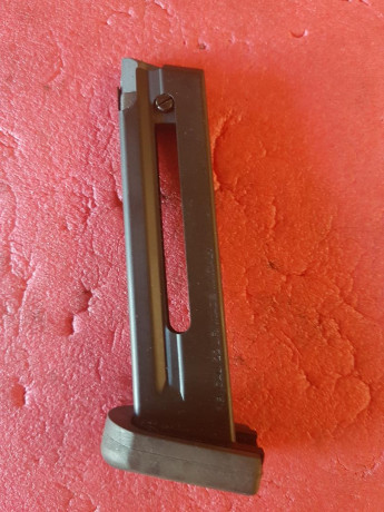 vendo cargador para beretta 87 target cal 22 LR capacidad 10 cartuchos completamente nuevo. 
30 euros 01