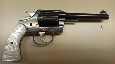 Hola a todos. 

Un amigo vende este revólver Tanque, calibre 38 long ctg (38 especial), con los grabados 02