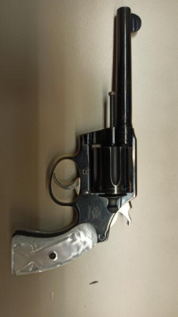 Hola a todos. 

Un amigo vende este revólver Tanque, calibre 38 long ctg (38 especial), con los grabados 01