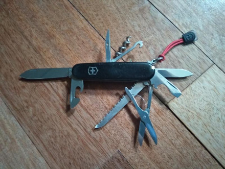 Vendo estos dos artículos juntos, no se vende por separado.
La navaja es la archiconocida Victorinox Hunstman 02