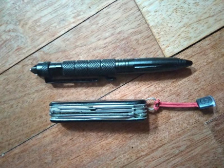 Vendo estos dos artículos juntos, no se vende por separado.
La navaja es la archiconocida Victorinox Hunstman 01