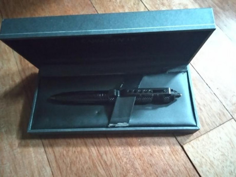 Vendo estos dos artículos juntos, no se vende por separado.
La navaja es la archiconocida Victorinox Hunstman 00