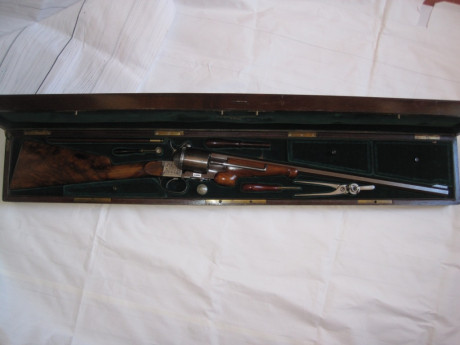 Arma de fabricada en Paris entre 1860 y 1867, carabina con estuche con todos sus accesorios para regalo 22