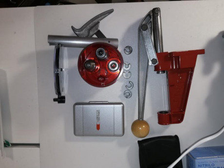 Se vende:

Prensa LEE mono-estacion.

Dies 32 S&W marca LEE. 

Bascula para recarga COMPETITIVE EDGE 00