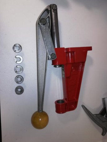 Se vende:

Prensa LEE mono-estacion.

Dies 32 S&W marca LEE. 

Bascula para recarga COMPETITIVE EDGE 12