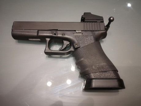 Pongo a la venta este arma de 2 Generación con su caja y tres cargadores. Esta preparada para open e incluye 12