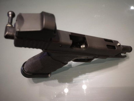 Pongo a la venta este arma de 2 Generación con su caja y tres cargadores. Esta preparada para open e incluye 32