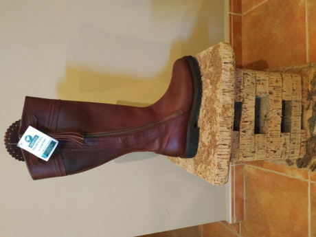 Vendo botas de monteria, en perfecto estado, completamente nuevas sin estrenar y con etiquetas. Autentica 10