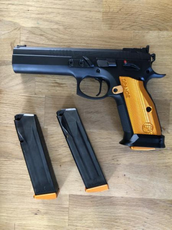 Vendo CZ 75 TSO, calibre 9mm, comprada en septiembre de 2019,
con alza LPA micrométrica. El precio de 02
