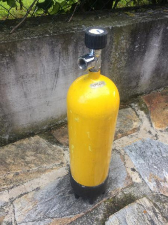 Vendo bombona de aire comprimido para llenado de carabinas pcp. Es de 6 litros y 300 bares de presiòn. 00