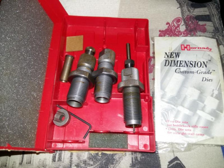 Por cambio. Vendo dies practicamente a estrenar. De carburo tungsteno. Incluye shell holder. 65€ portes 01