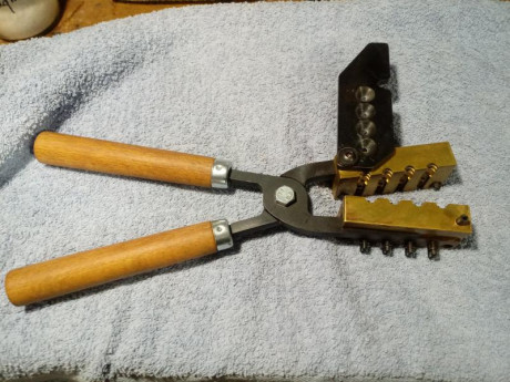 vendo turquesa MP-MOLDS 32WC de base hueca o si se quiere base plana. calibre 312
es de cuatro cavidades 01