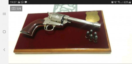 Reproducción de revólver 5½  colt peacemaker cal 45. Replica de la casa denix reproduce mecanismos pesos 01