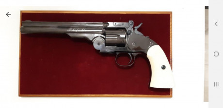 Una característica principal de este revólver es que es una réplica original del Smith &amp;amp; Wesson 02