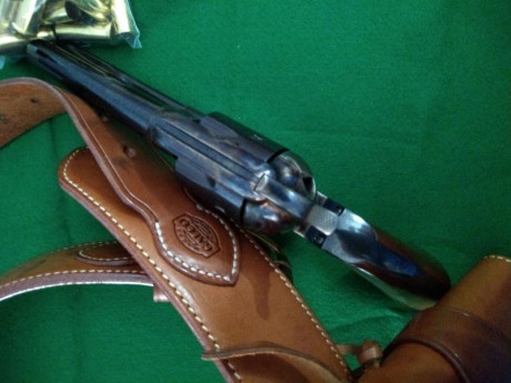 Hola, vendo revolver Uberti 1873 / 44-40 en 4"3/4 de cañón, estado impoluto, solo 25 disparos efectuados.
Complementos: 12