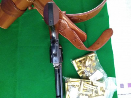 Hola, vendo revolver Uberti 1873 / 44-40 en 4"3/4 de cañón, estado impoluto, solo 25 disparos efectuados.
Complementos: 11