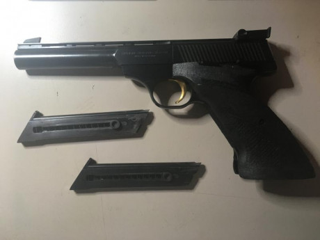 Vendo esta pistola de calibre 22lr en perfecto estado, dos cargadores, y cachas restauradas. Se trata 02