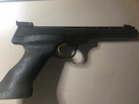 Vendo esta pistola de calibre 22lr en perfecto estado, dos cargadores, y cachas restauradas. Se trata 01