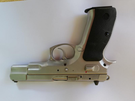Saludos. Vendo pistola CZ 75B en acero inox. Calibre 9mm. Dos cargadores y dos juegos de cachas, uno de 01
