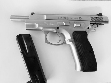 Saludos. Vendo pistola CZ 75B en acero inox. Calibre 9mm. Dos cargadores y dos juegos de cachas, uno de 00