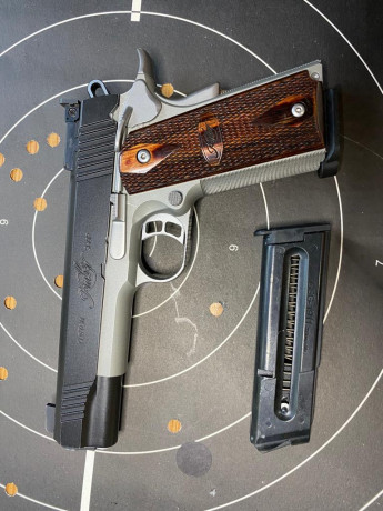 Buenas, se vende esta preciosidad del calibre 22lr.

Es una Kimber Rinfire Súper, lleva maletin original 01