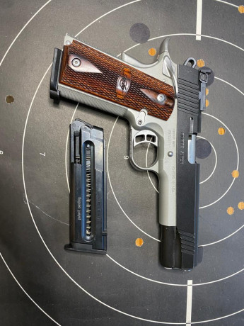 Buenas, se vende esta preciosidad del calibre 22lr.

Es una Kimber Rinfire Súper, lleva maletin original 00