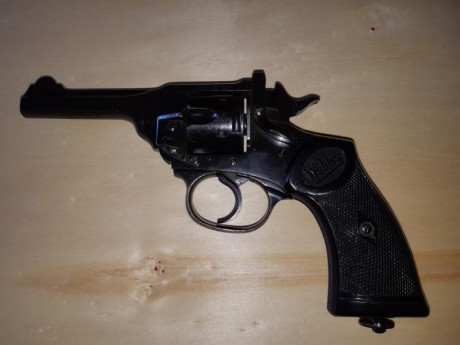 Hola se vende revolver Webley Scott, cal. 38 guiado en A pero que se puede pasar a F sin problemas, está 02